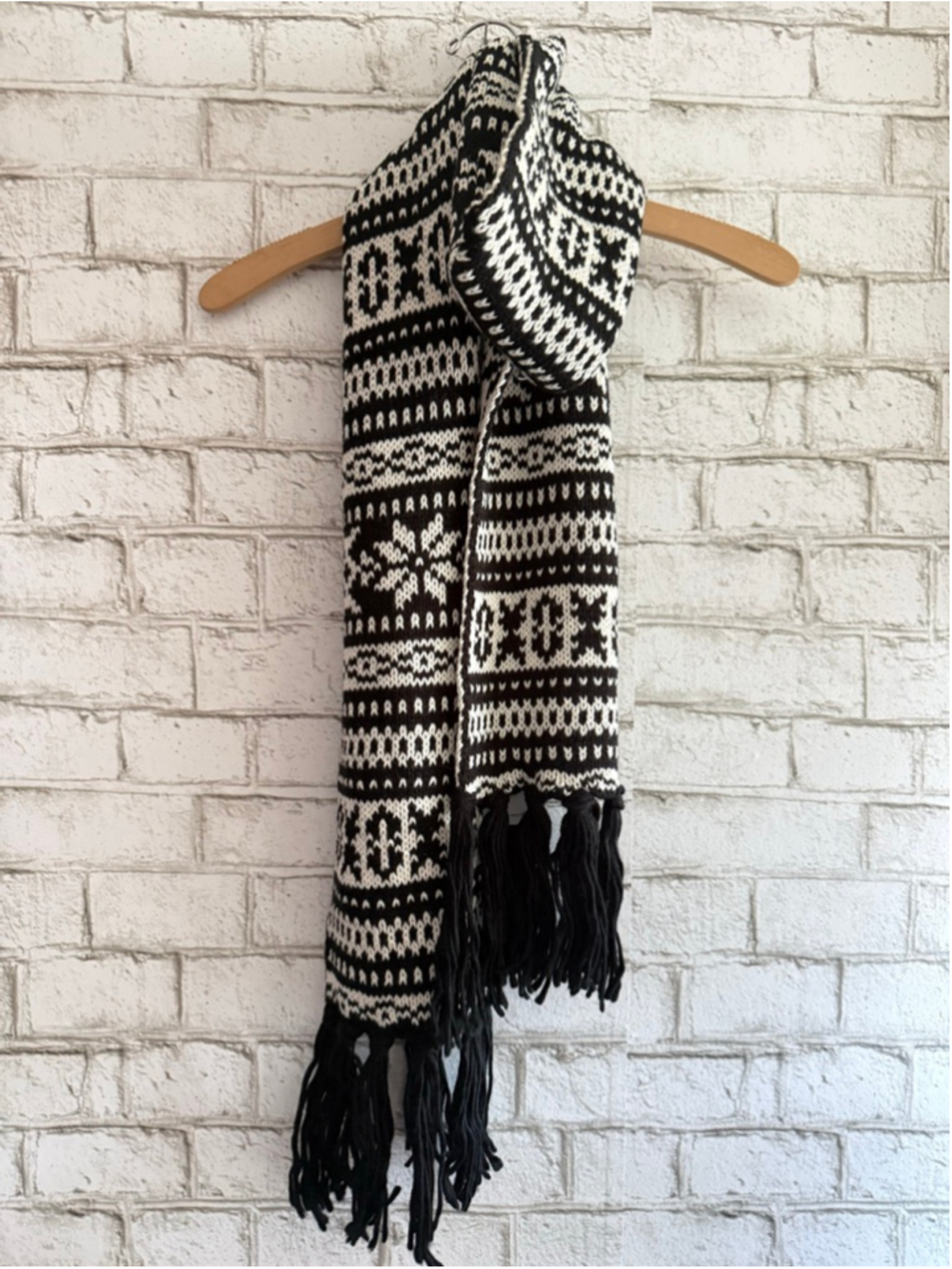 NWT Old Navy Winter Fair Isle knit scarf black and white geometric pattern